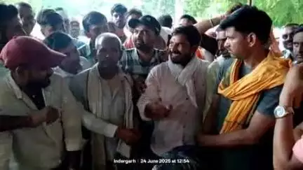 इंदरगढ़: कृषि उपज मंडी गोदाम में डीएपी खाद वितरण में देरी पर किसानों ने किया हंगामा, 3 घंटे बाद थाने में हुआ खाद का वितरण