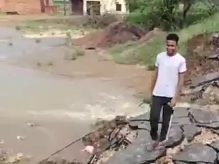 इंद्री: इंद्री के समोर और चूरनी गांव के पास बाढ़ में सड़कें बहीं, चारों तरफ पानी, लिंक रोड टूटा