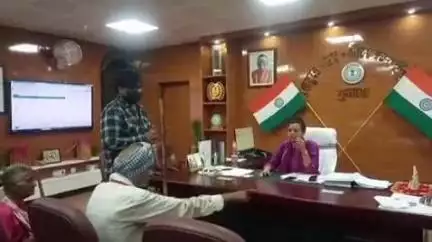 गुमला: जन शिकायत निवारण दिवस पर डीसी ने समाहरणालय परिसर में सुनी फरियाद