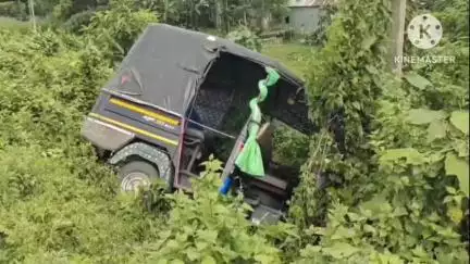 মাথাভাঙা ১: মাথাভাঙ্গা বেলতলা এলাকায় নিয়ন্ত্রণ হারিয়ে একটি অটো উল্টে যায় রাস্তার ধারে আহত হয় অটোচালক