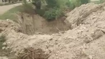 अमृतपुर: पीडब्ल्यूडी से एनओसी मिलने के बाद कुम्हरौर गांव के पास गेट का कार्य शुरू, खुदाई पूर्ण, पहुंचा मटेरियल प्रधान