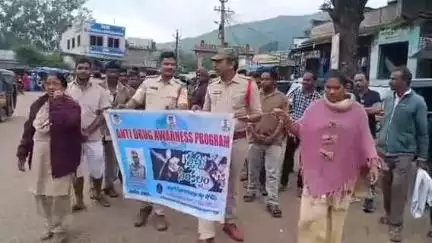 పాడేరు లో మాదక ద్రవ్యాల నిర్మూలన పై పోలీసుల అవగాహన ర్యాలీ....