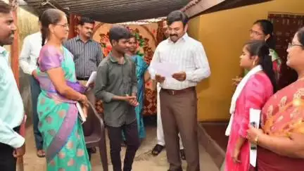 நல்லம்பள்ளி: பாரதியார் தெருவில் வசிக்கும் மாணவ, மாணவியரின் வீடுகளுக்கு நேரடியாக சென்று உயர்கல்வி சேர்க்கை சேருவதற்கு உரிய வழிகாட்டுதல்களை கலெக்டர்