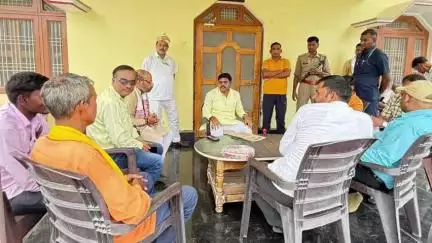 ओबरा: ओबरा विधायक और उत्तरप्रदेश समाज कल्याण राज्यमंत्री संजीव सिंह गोड़ ने कार्यालय पर जनता दरबार लगाया, सुनी समस्याएं