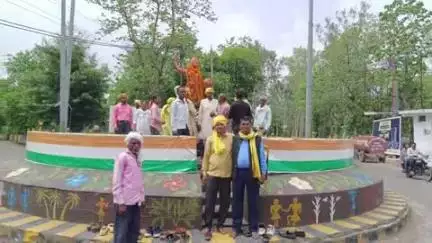 बांधवगढ़: रानी दुर्गावती बलिदान दिवस पर गोंड समाज महासभा ने स्टेशन चौक पर रानी दुर्गावती की प्रतिमा पर श्रद्धांजलि अर्पित की