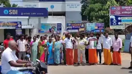 மேட்டூர்: மே பாரத ஸ்டேட் பாங்க் கோவில் சமையலறை கூடத்தை இடித்த நபர் மீது நடவடிக்கை கூறி ஒரு தரப்பினர் ஆர்ப்பாட்டம்