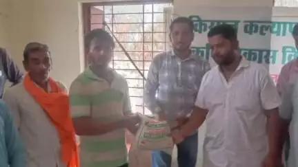 पटेरा: ग्राम गाता कोड़ियां में कृषि विभाग ने किसानों को मुफ्त उड़द का बीज वितरित किया, जनप्रतिनिधि उपस्थित रहे