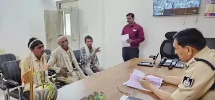 बड़वानी: एसपी ने की जनसुनवाई, समस्याओं के त्वरित समाधान के लिए पुलिस अधिकारियों को दिए निर्देश