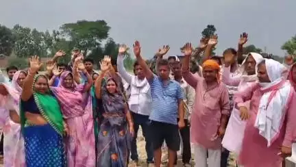 बांसडीह: सरवार गांव के पास बन रहे मटेरियल रिकवरी सेंटर को कूड़ा घर समझकर ग्रामीणों ने किया विरोध