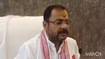बांदा: खुरहंड गांव में सदर विधायक ने अपने आवास में की प्रेस कॉन्फ्रेंस, कहा- मुझे और मेरी सरकार को किया जा रहा बदनाम