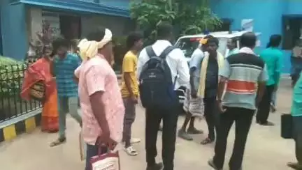 কেশপুর: বাংলা আবাস যোজনায় সমস্ত আদিবাসীদের তালিকাভুক্ত করা সহ একাধিক দাবিতে কেশপুর BDO অফিসে ডেপুটেশন দিল আদিবাসী সংগঠন