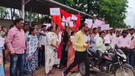 खरगौन: खरगोन में 80 कर्मचारियों ने रैली निकाली पेसा मोबिलाइजरों का मानदेय बढ़ाने की मांग, DM को दिया  ज्ञापन