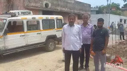 हरदोई: काकूमऊ बांधा पुलिया के बीच मोड़ पर अनियंत्रित होकर पेड़ से टकराई कार, एक की मौत व चार घायल