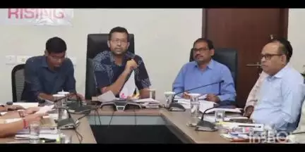 వికారాబాద్: ఇందిరమ్మ ఇళ్ల నిర్మాణంలో అధికారులు క్షేత్రస్థాయిలో కృషి చేయాలి: జిల్లా కలెక్టర్ ప్రతీక్ జైన్