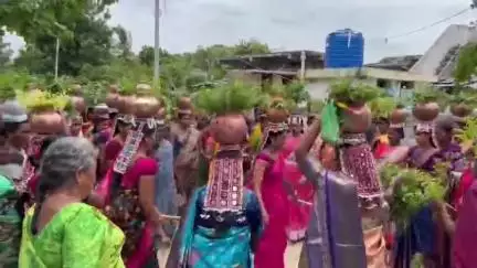 తుంగతుర్తి: వర్షాలు కురవట్లేదని చింతలకుంటలో తండా వాసులు ఏం చేశారంటే? ఈ వీడియో చూడాల్సిందే..!
