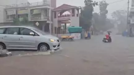 હાલોલ: હાલોલ નગરમાં અતિ ભારે વરસાદમાં ચાર કલાકમાં છ ઈંચ વરસાદ ખાબક્યો,નગરના વિવિધ વિસ્તારોના ઘરોમાં પાણી ભરાયાં