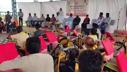 खरगौन: खरगोन में 80 कर्मचारियों ने रैली निकाली पेसा मोबिलाइजरों का मानदेय बढ़ाने की मांग, DM को दिया  ज्ञापन