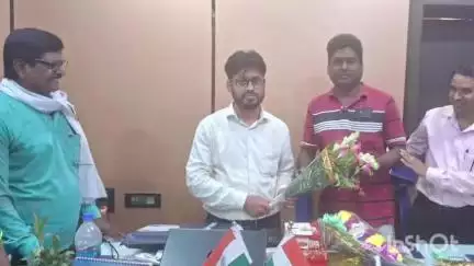 মেজিয়া: মেজিয়ায় ব্লকের বিডিও এস কে আব্দুল্লা কে বিদায়ী সংবর্ধনা জানালো  মেজিয়া পঞ্চায়েত সমিতি
