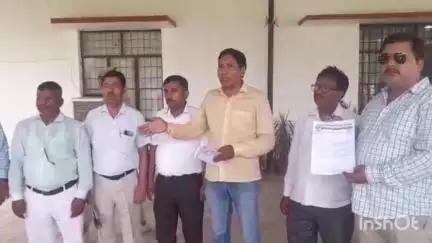 गोरखपुर: राज्य कर्मचारी संयुक्त परिषद गोरखपुर ने अपनी 12 सूत्रीय मांगों को लेकर जिलाधिकारी कार्यालय पहुंचकर सौंपा ज्ञापन