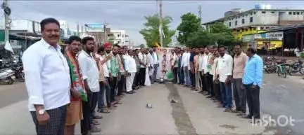 బాల్కొండ: కాంగ్రెస్ పార్టీ ఆధ్వర్యంలో రైతు భరోసా సంబరాలు,ముఖ్యమంత్రి రేవంత్ రెడ్డి చిత్రపటానికి పాలాభిషేకం