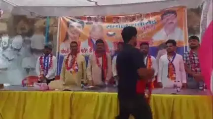झांसी: अपना दल एस के अल्पसंख्यक मंच के प्रदेश अध्यक्ष चौथी बार बनने पर उन्नाव गेट बाहर कार्यकर्ताओं ने किया सम्मान