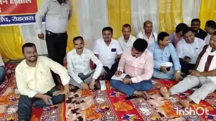 सासाराम: कलेक्ट्रेट गेट के सामने राज्य ग्रामीण आवास कर्मी संघ ने विभिन्न मांगों को लेकर किया धरना प्रदर्शन