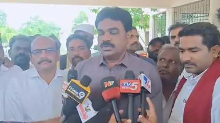 మత్స్యకారులు యధావిధిగా వేటకి వెళ్లొచ్చు: బాపట్ల కలెక్టర్ వెంకట మురళి
