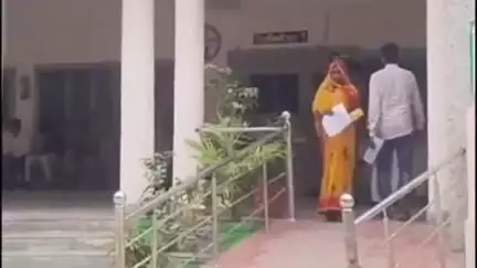 नवाबगंज: जिलाधिकारी कार्यालय पहुंची महिला ने देवर पर जान से मारने की धमकी देने का आरोप लगाते हुए की शिकायत