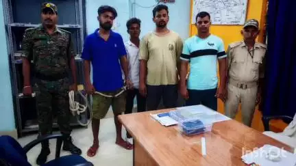 मुंगेर: कासिम बाजार थाना पुलिस ने एक देसी कट्टा और दो जिंदा कारतूस के साथ चार लोगों को किया गिरफ्तार