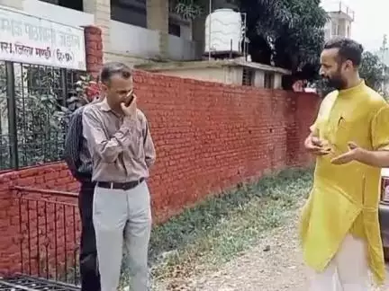 डेहर: जडोल स्कूल में बच्चों के टीन शेड में बैठने की समस्या को लेकर डिप्टी डायरेक्टर उच्च शिक्षा मंडी ने लिया जायजा