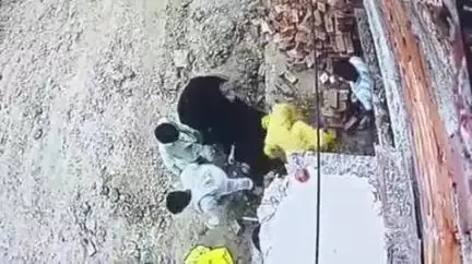 फतेहपुर: सौरा में दबंगों ने मां-बेटी के साथ की मारपीट, CCTV कैमरे में कैद हुआ वीडियो, महिला ने SP से की शिकायत, मलवा का मामला