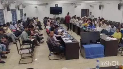 अरवल: समाहरणालय सभा कक्ष में डीएम कुमार गौरव द्वारा बिहार विधानसभा निर्वाचन तैयारी और मतदाता जागरूकता को लेकर बैठक आयोजित