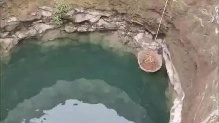 कन्नड: डोंगरगावात विहिरीत अडकलेल्या मांजराला निसर्गमित्राने दिले जीवनदान
