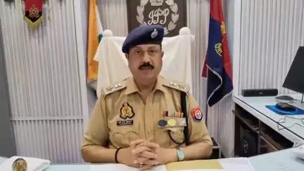 जनपद इटावा के बकेवर थाना क्षेत्र के एक ग्राम में कथा वाचक के बाल काटने व मारपीट के विषयमें जानकारी देते एसएसपी इटावा