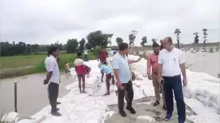 बसंतपुर: कोसी नदी के जलस्तर में कमी-बढ़ोतरी जारी, बसंतपुर बीडीओ ने पूर्वी कोसी तटबंध का किया निरीक्षण