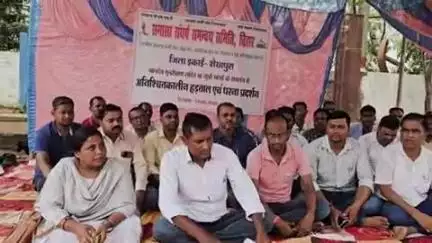 शेखपुरा: प्रधानमंत्री आवास योजना से जुड़े कर्मियों की अनिश्चितकालीन हड़ताल शुरू, कलेक्ट्रेट के मुख्य द्वार पर दिया धरना
