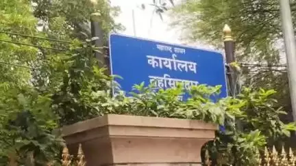 बसमत: वसमतच्या तहसील मधून राशन कार्ड काढून देतो म्हणणाऱ्या एका युवकांनी महिलेकडून 500 रुपयेघेतल्याने महिलेने चांगलेच खडसावले