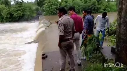 ચીખલી: ચીખલી તાલુકાના મીણકચ ગામની ઘટના 
મીણકચ ખાડીમાં સ્થાનિક વ્યકતિ તણાયો