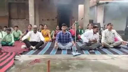गोला: पीएम श्री उत्क्रमित उच्च विद्यालय बरियातू में नशा मुक्ति के लिए साइकिल रैली और योगाभ्यास कार्यक्रम आयोजित