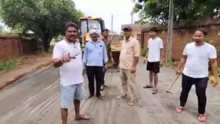 सगराजोर के मुखिया सोयेब अंसारी ने निजी खर्च से ठेंगाडीह से कुमगढ़ा जाने वाली सड़क का मरम्मत करवाया है, जिसके बाद इस कार्य को लेकर ग्रामीणों ने हर्ष जताया है।