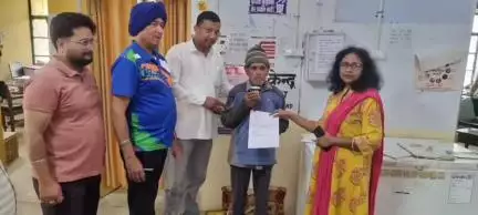 लोहाघाट सीएमओ से वार्ता के बाद धरने से उठे चेतराम प्रबंधन समिति से पुत्र की अस्थाई वार्ड बाय पद पर हुई तैनाती