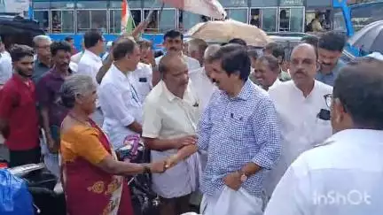നിലമ്പൂർ: മിന്നും വിജയത്തിന് നന്ദി അറിയിച്ച് നിയുക്ത എം.എൽ.എ ആര്യാടൻ ഷൗക്കത്ത്, ചന്തക്കുന്നിൽ നിന്ന് പര്യടനം തുടങ്ങി