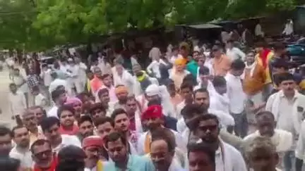 सेवढ़ा: रतनगढ़ माता मंदिर के इतिहास से छेड़खानी के विरोध में सर्व समाज ने एसडीएम अशोक अवस्थी को ज्ञापन दिया