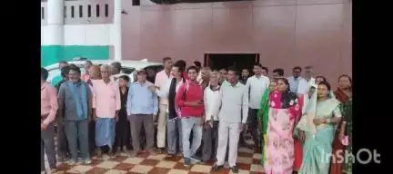 बेमेतरा: हेमाबंद गांव के सैकड़ों ग्रामीण बेमेतरा कलेक्ट्रेट पहुंचे, आवास के संबंध में कलेक्टर से की शिकायत