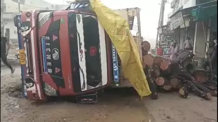 कैथल: राजाेंद में मिट्टी धंसने से लकड़ी से भरा ट्रक पलटा, बाइक सवार बाल-बाल बचे, बाइक ट्रक के नीचे दबी