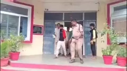 खंडवा: मारपीट मामले में लंबे समय से फरार दो आरोपियों को जावर पुलिस ने किया गिरफ्तार