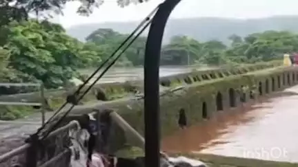 महाड: रायगडमध्ये मुसळधार पावसाळा सुरुवात आंबा नदीने गाठली इशारा पातळी
