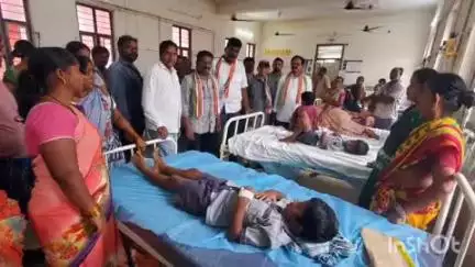 జిల్లా ఆస్పత్రిలో చికిత్స పొందుతున్న విద్యార్థులను పరామర్శించిన కాంగ్రెస్ పార్టీ నాయకులు