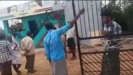 ఉరవకొండ: రామ సాగరంలో చోరీ జరిగిన లక్ష్మీదేవి ఇంటిని పరిశీలించిన డీఎస్పీ, సీఐలు, క్లూస్ టీం సభ్యులు