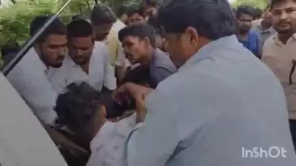 పరిగి: తుంకుల్ గడ్డ సమీపంలో ఎదురెదురుగా అదుపుతప్పి ఆటో, బైక్ డి ముగ్గురికి గాయాలు ఆసుపత్రికి తరలింపు